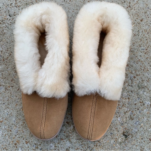 Minnetonka Tan Sheep Shearling Fur Lined Women's Slippers Shoes 8 - Picture 2 of 8